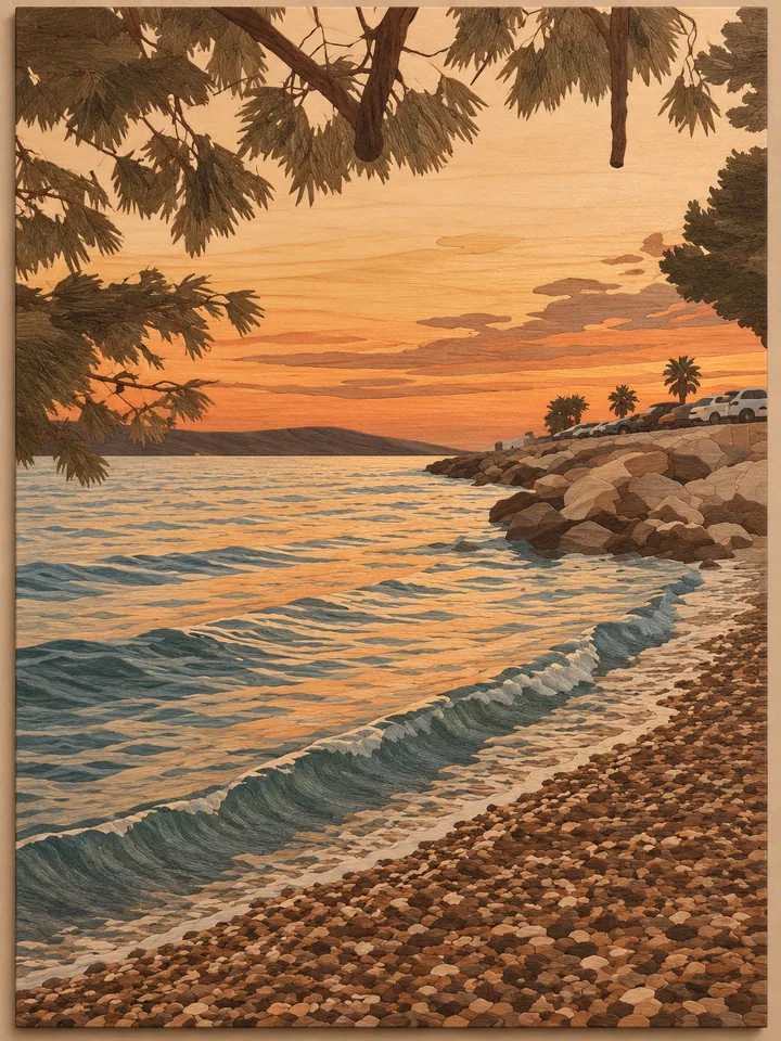 木皮嵌畫拼出夕照海岸、上方枝葉與卵石，浪面呈現藍綠木紋。